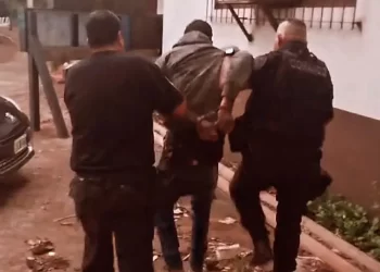 Tres hombres se escondieron de la policía en cajas de un depósito comercial