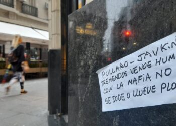 La Peatonal de Rosario amaneció empapelada con amenazas a  Pullaro y Javkin