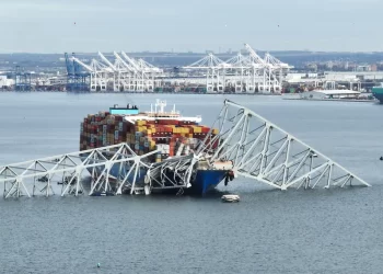 Impactante choque de un buque contra un puente que colapsó en Estados Unidos