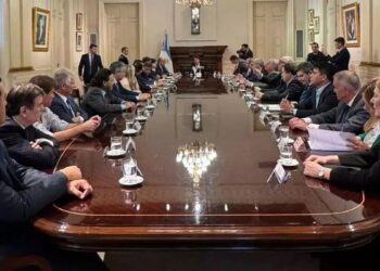 Sin consenso sobre Ganancias, el Gobierno y gobernadores acordaron conformar dos comisiones para avanzar con la Ley Ómnibus