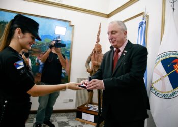 Passalacqua entregó la máxima distinción de la provincia a la policía Agustina Belén Castillo
