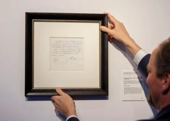 Será subastada la servilleta con la que Lionel Messi firmó con Barcelona: cuál es su precio de salida