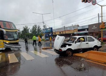 Sin frenos chocó contra un colectivo de larga distancia