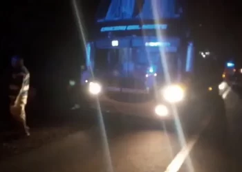 Arreglaba un colectivo en la ruta, se le cayó encima y murió aplastado