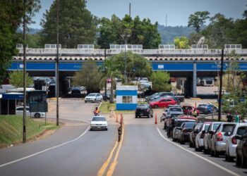 Largas filas en Iguazú para salir del país por el puente Tancredo Neves