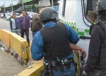 Una mujer le quitó el arma a un guardia y disparó contra otro