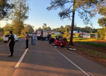 Falleció un hombre tras volcar con su automóvil en Montecarlo