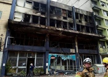 Diez personas muertas por incendio en una pensión de Brasil