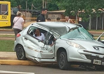 Estudiantes heridos de gravedad tras un despiste en la costanera de Posadas