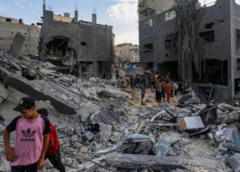 Israel continúa con sus bombardeos en Gazapese al retiro de sus tropas del sur
