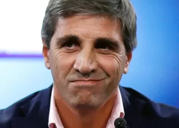 Para el ministro Luis Caputo «están bajando los precios»