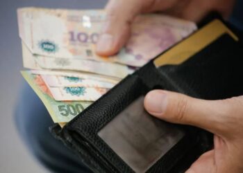Los salarios formales cayeron casi un 24% desde noviembre de 2023