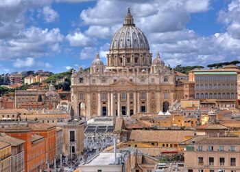 El Vaticano se opone a la cirugía de cambio de sexo y a los vientres de alquiler