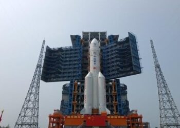 China lanza nave espacial para investigar la cara oculta de la luna