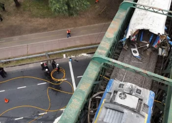 Una treintena de personas en grave estado tras el choque del Tren San Martín contra una locomotora
