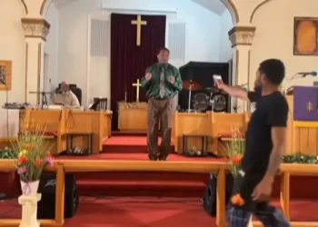 Intentó asesinar a un pastor durante una misa y dijo «Dios me pidió que lo hiciera»