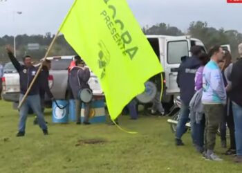 Protesta de trabajadores de las centrales Atucha 1 y 2 por despidos masivos