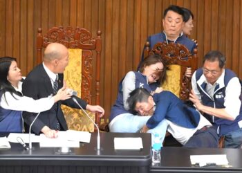 Taiwán: un legislador robó un proyecto de ley y huyó 