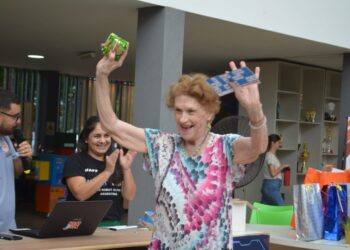 Clubes de abuelos y jubilados participaron del primer bingo robótico