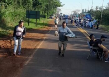 Docentes cortan el ingreso a Puerto Iguazú
