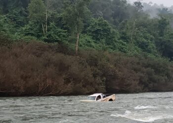 Rescatan a dos hombres que cayeron con una camioneta al arroyo Yabotí