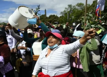 Rechazan plan del gobierno de Ecuador de eliminar subsidios a gasolinas