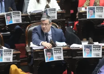 Diputados de Unión por la Patria pegaron un cartel que dice «Buscamos a Loan», en sus bancas