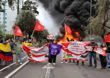 Ecuatorianos protestan contra el aumento de precios de los combustibles