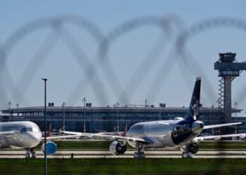 Caos en aeropuertos y bancos por un fallo informático mundial