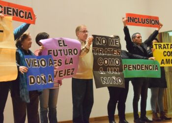 La Defensoría del Pueblo homenajeó a personas mayores con obra teatral