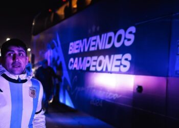 Miles de hinchas recibieron a los bicampeones de fútbol de América