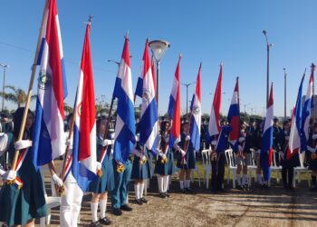 Presidente Peña rinde homenaje a la bandera paraguaya