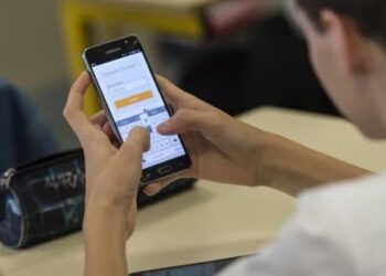 En CABA los estudiantes ya no pueden usar el celular en la escuela