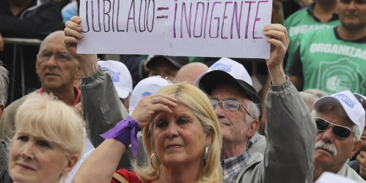 zzzznacp2NOTICIAS ARGENTINAS BAIRES, DICIEMBRE 18: Organizaciones de jubilados, sindicatos y organizaciones sociales festejaron durante un acto convocado frente a Tribunales el fallo de la Corte Suprema que declaró inconstitucional el índice que utiliza la ANSeS para actualizar los haberes jubilatorios. Foto NA: HUGO VILLALOBOSzzzz