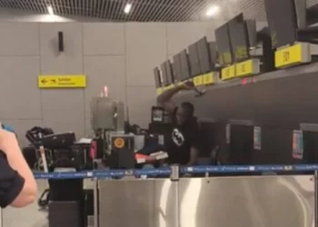 Chile: no lo dejaron abordar un vuelo a y atacó a martillazos las pantallas del aeropuerto