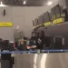 Chile: no lo dejaron abordar un vuelo a y atacó a martillazos las pantallas del aeropuerto