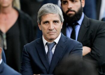 Luis Caputo confirmó que la baja del Impuesto País no alcanza al dólar ahorro y tarjeta
