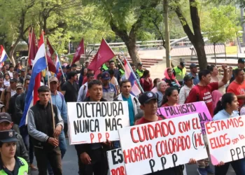 Ciudadanos protestan contra el presidente paraguayo Santiago Peña