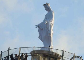 Inauguran monumento por la paz en Siria y Oriente