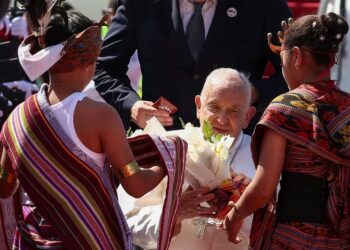 El papa Francisco llegó a Timor Oriental la nación con mayor porcentaje de católicos del mundo después del Vaticano