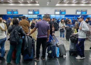 El paro de pilotos afectó a 185 vuelos y a más de 16 mil pasajeros en Aeroparque y Ezeiza