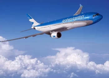 Aerolíneas Argentinas recortó su planta de empleados en 1.500 puestos