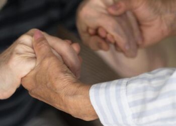 Fallo inédito en Salta: un hombre de 76 años adoptó a otro de 61