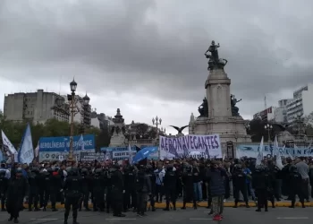 Aeronavegantes protestan frente al Congreso contra la privatización de Aerolíneas Argentinas