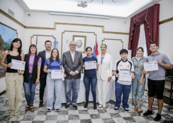El Gobierno provincial entregó las becas Andrés Guacurarí a estudiantes misioneros