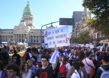 Marcha Federal Universitaria: una multitud se congrega en las inmediaciones del Congreso
