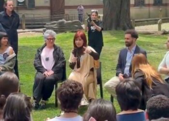 Cristina Kirchner visitó a estudiantes de la Universidad de las Artes luego de una protesta