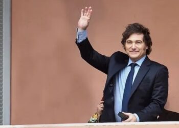 Javier Milei salió al balcón de la Casa Rosada y manifestantes lo repudiaron