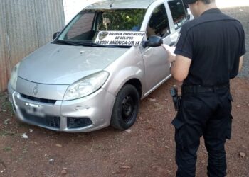 Detuvieron a dos hombres con auto robado y documentación falsa