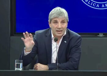 Caputo con laboratorios argentinos en medio de la apertura de importaciones